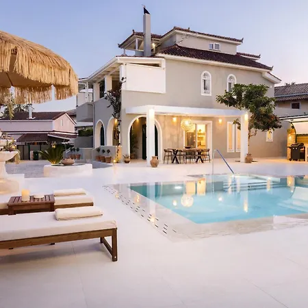 Porta Luxury Residence, By Tk Management *